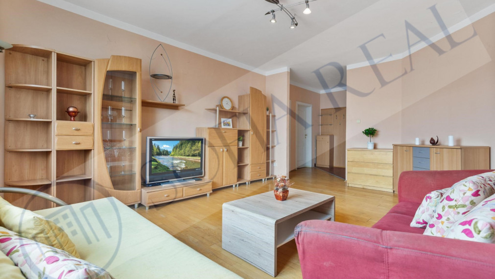 PREDAJ: priestranný 3-izbový byt; loggia; Majerníkova ul. - Karlova Ves