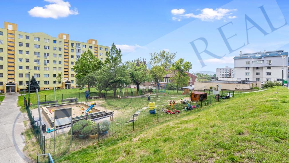 PREDAJ: priestranný 3-izbový byt; loggia; Majerníkova ul. - Karlova Ves