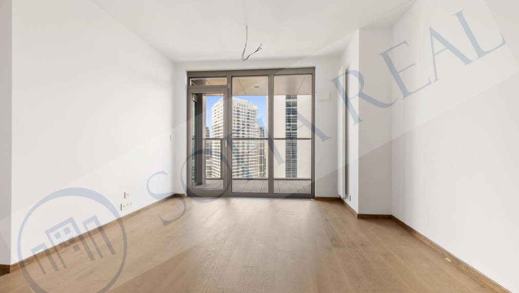 PREDAJ - EUROVEA TOWER: 2-izbový apartmán; parkovanie; loggia; Staré Mesto