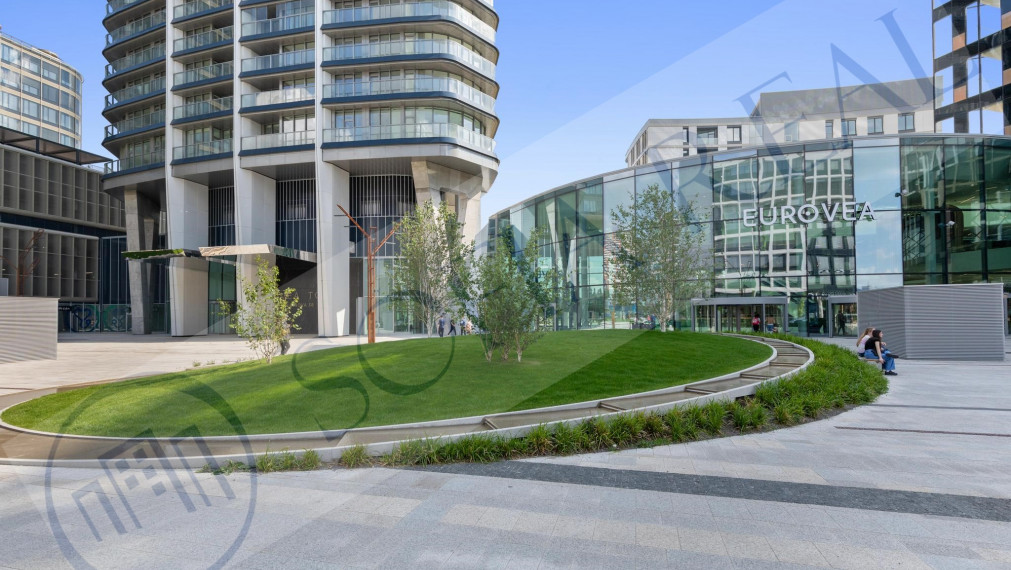 PREDAJ - EUROVEA TOWER: 2-izbový apartmán; parkovanie; loggia; Staré Mesto