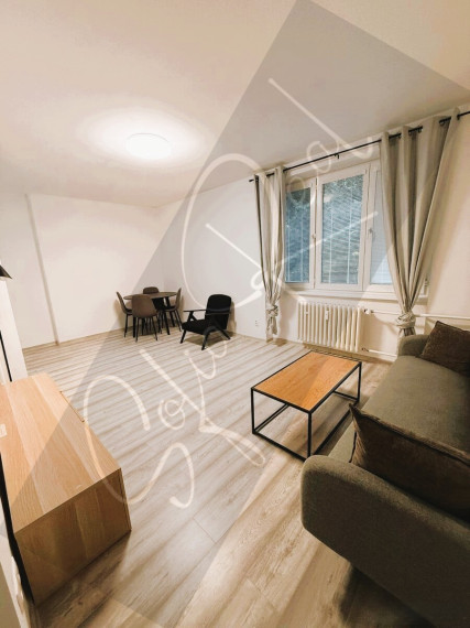 PRENÁJOM: priestranný 2-izbový byt; balkón; tichá lokalita; Rača