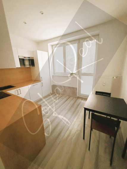 PRENÁJOM: priestranný 2-izbový byt; balkón; tichá lokalita; Rača