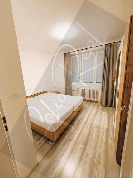 PRENÁJOM: priestranný 2-izbový byt; balkón; tichá lokalita; Rača