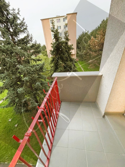 PRENÁJOM: priestranný 2-izbový byt; balkón; tichá lokalita; Rača