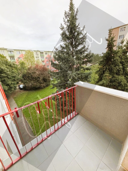 PRENÁJOM: priestranný 2-izbový byt; balkón; tichá lokalita; Rača