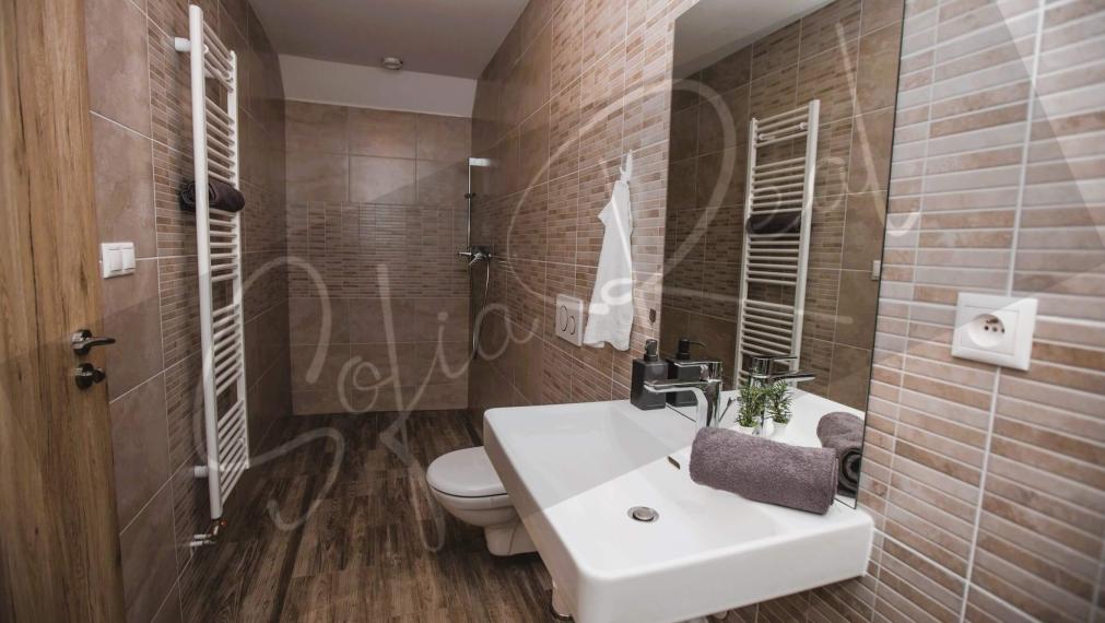 PRENÁJOM: svetlý byt (2x samostatná spálňa); parkovanie; Račianska ulica