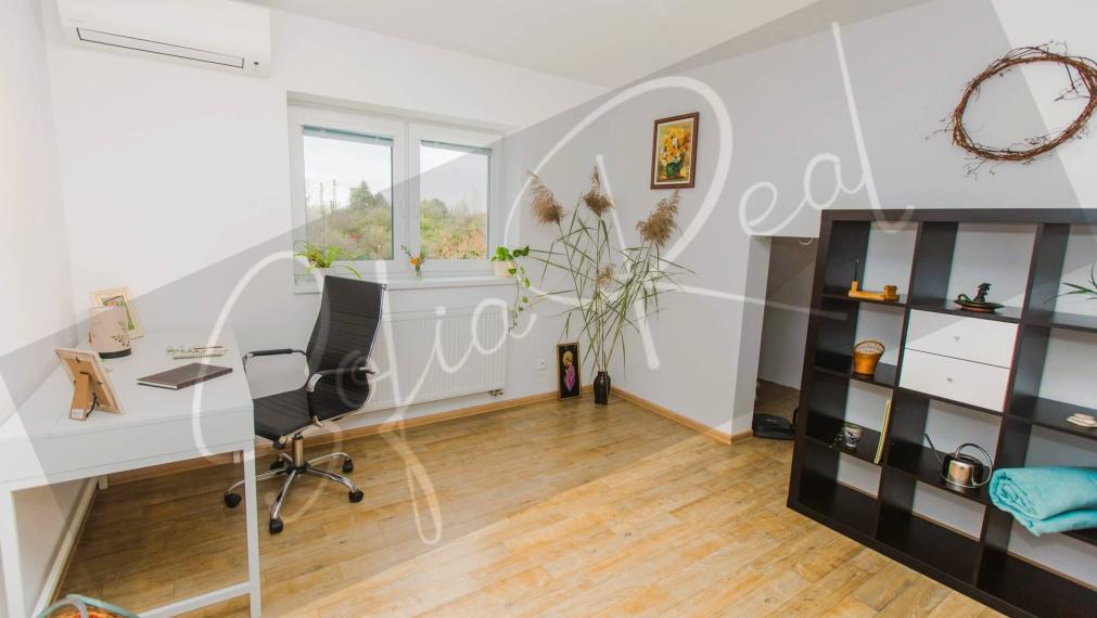 PRENÁJOM: svetlý byt (2x spálňa); parking v cene; Krasňany