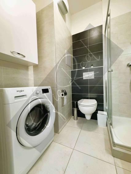 PREDAJ: moderný 1-izbový byt/garsónka; loggia; parking; Miloslavov