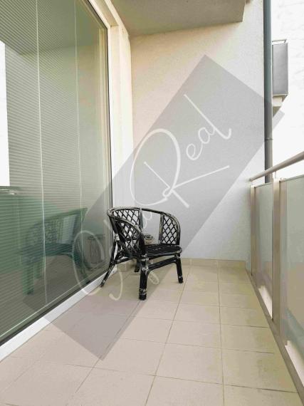 PREDAJ: moderný 1-izbový byt/garsónka; loggia; parking; Miloslavov