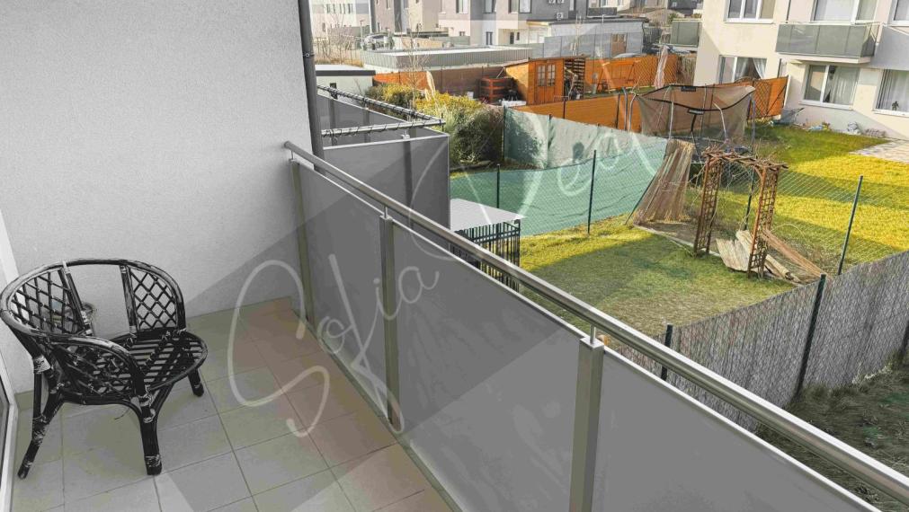 PREDAJ: moderný 1-izbový byt/garsónka; loggia; parking; Miloslavov