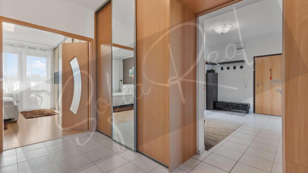 PRENÁJOM: svetlý 3-izbový byt; samostatné izby; Petržalka - Znievska ul.