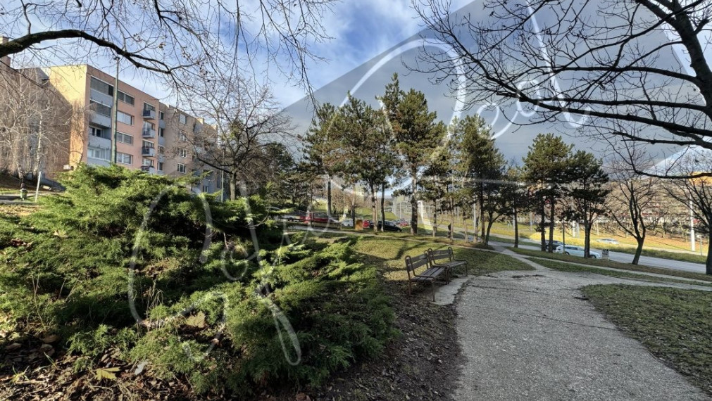 PRENÁJOM: zrekonštruovaný 2-izbový byt; VOĽNÉ; začiatok Karlovej Vsi