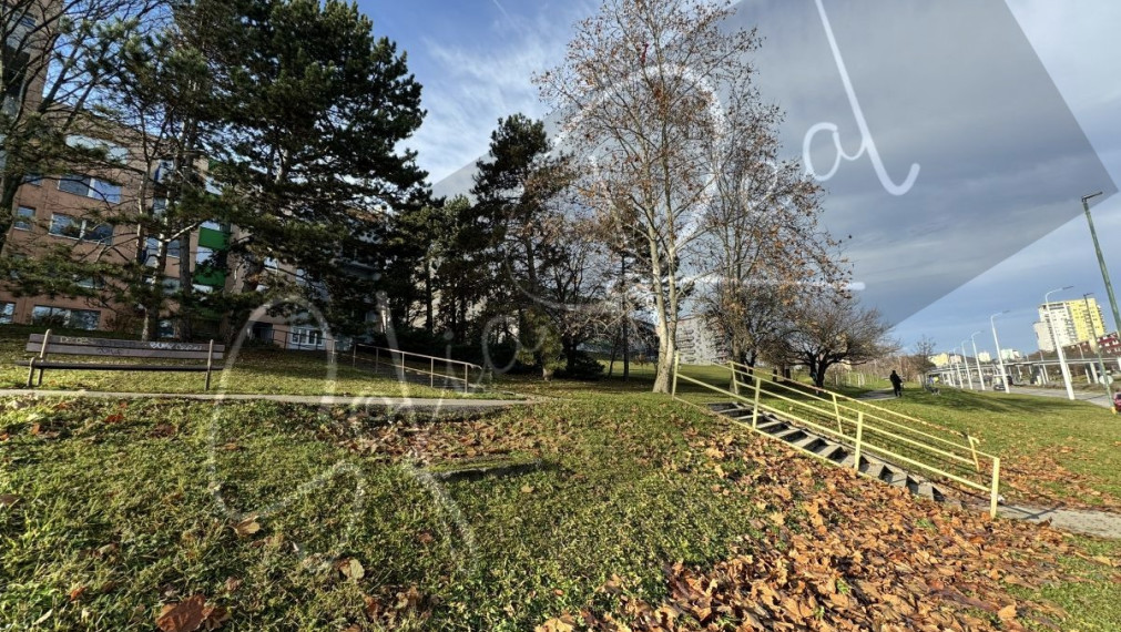 PRENÁJOM: zrekonštruovaný 2-izbový byt; VOĽNÉ; začiatok Karlovej Vsi