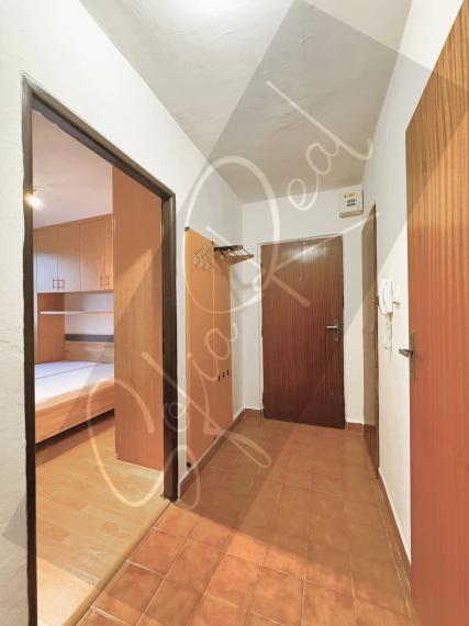 PRENÁJOM - VOĽNÝ ihneď: zariadený 3-izbový byt; Rača