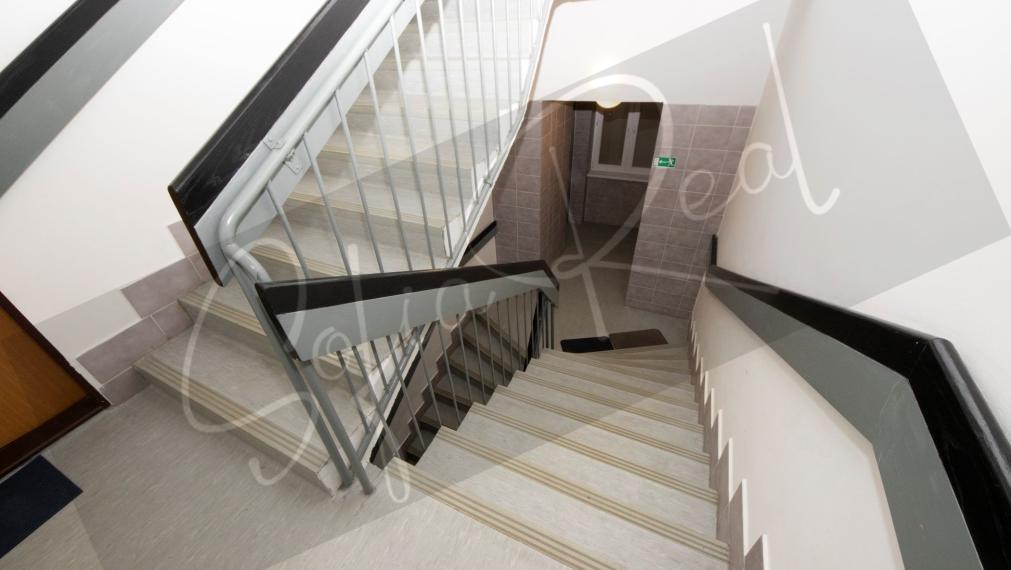 PRENAJOM - VOĽNÝ: priestranný 2-izbový byt; širšie centrum; pri OC CENTRAL