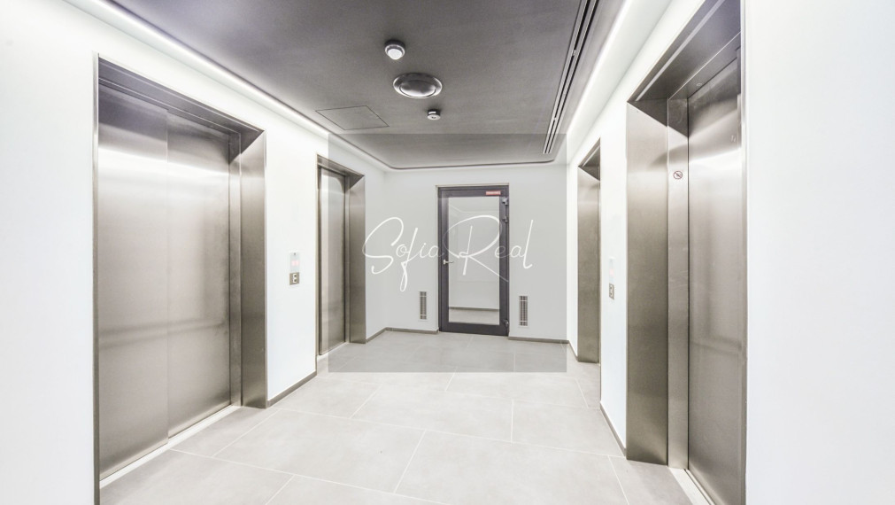 PRENÁJOM: priestranný 2-izbový byt; SKY PARK; parking; Staré Mesto