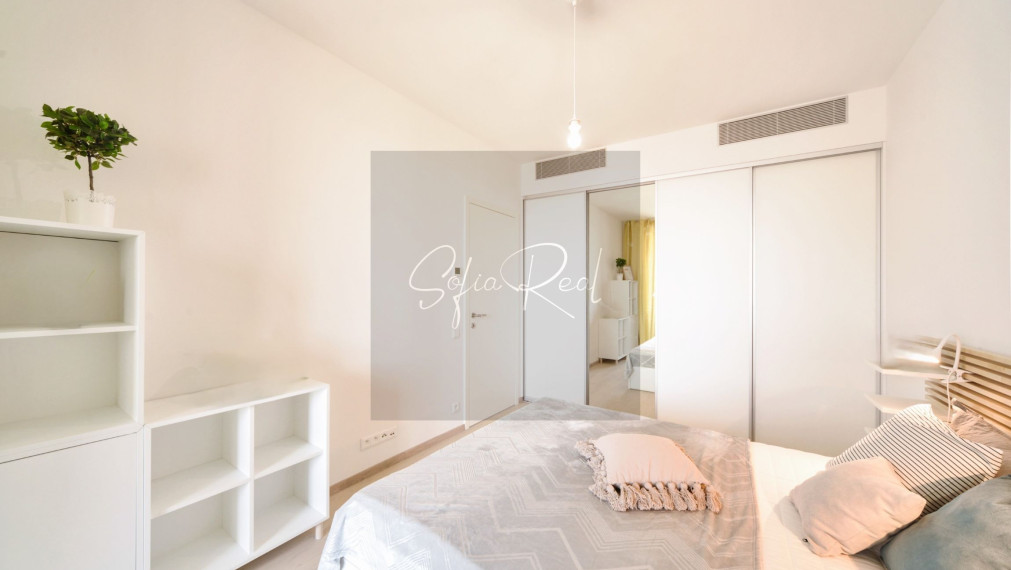 PRENÁJOM: priestranný 2-izbový byt; SKY PARK; parking; Staré Mesto