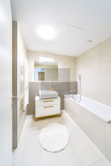 PRENÁJOM: priestranný 2-izbový byt; SKY PARK; parking; Staré Mesto