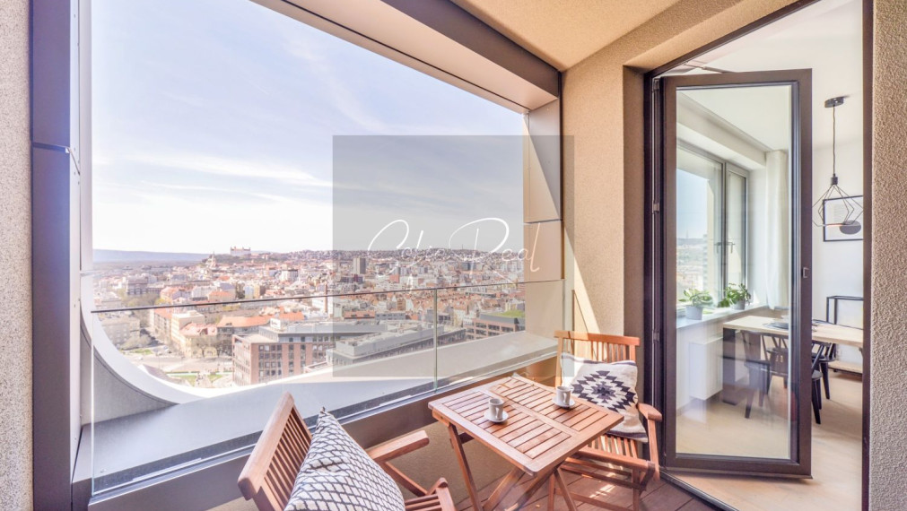 PRENÁJOM: priestranný 2-izbový byt; SKY PARK; parking; Staré Mesto