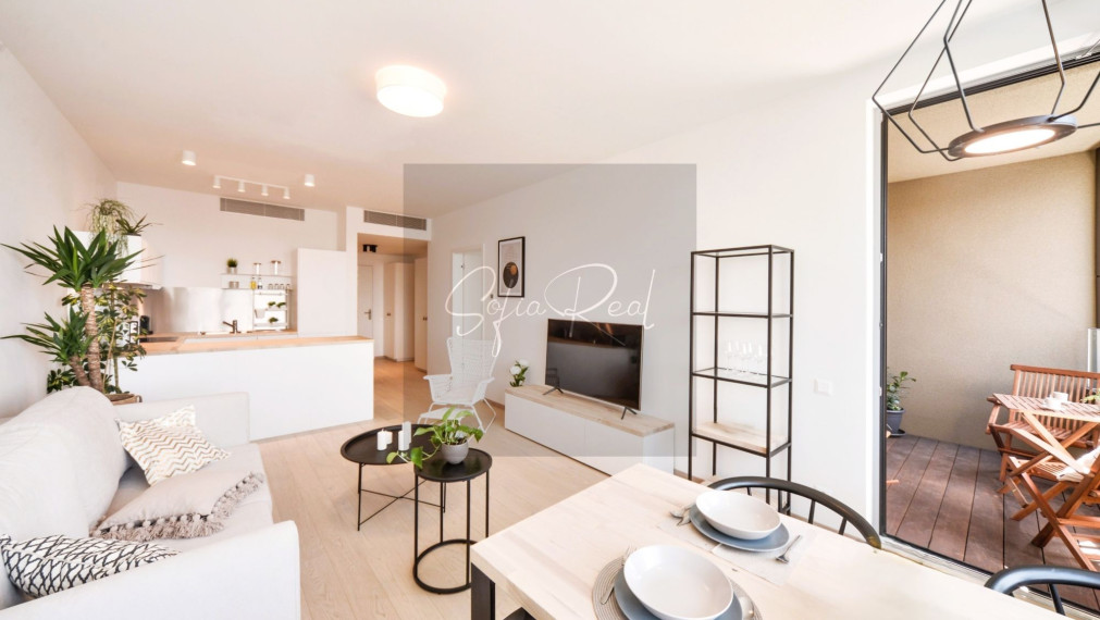 PRENÁJOM: priestranný 2-izbový byt; SKY PARK; parking; Staré Mesto