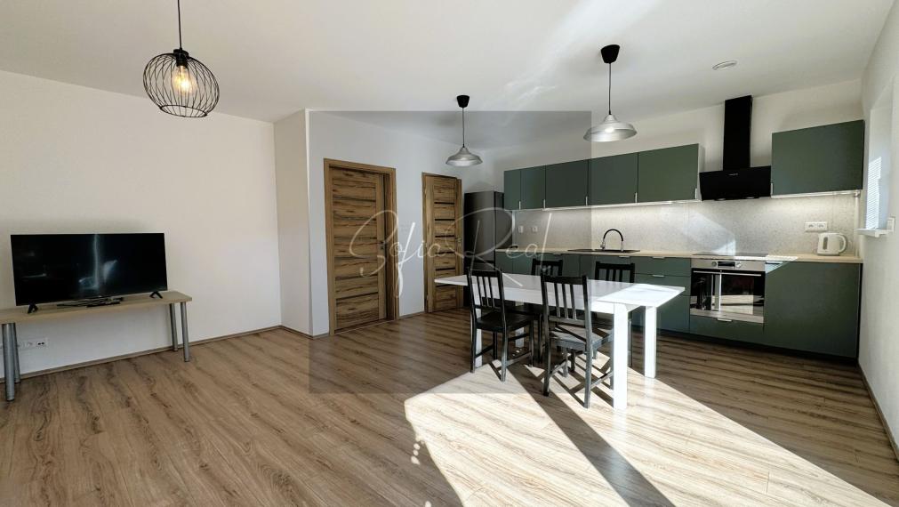 PRENÁJOM: 4-izbový dom s terasou a predzáhradkou | 15 min. od Bratislavy | Parkovanie