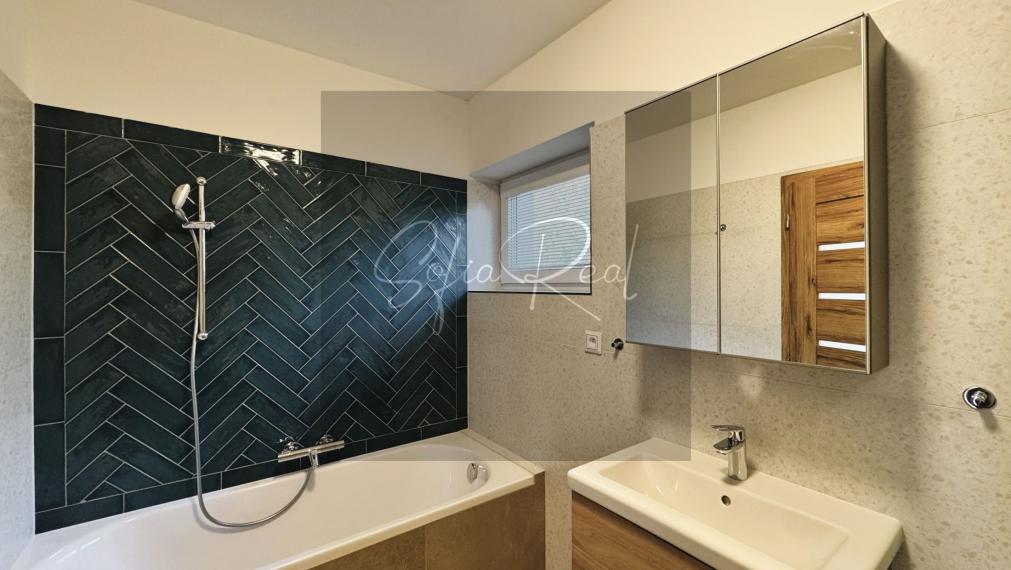 PRENÁJOM: 4-izbový dom s terasou a predzáhradkou | 15 min. od Bratislavy | Parkovanie