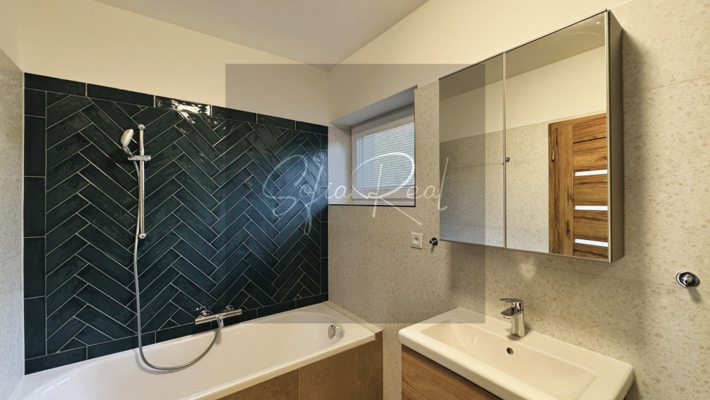 PRENÁJOM: 4-izbový dom s terasou a predzáhradkou | 15 min. od Bratislavy | Parkovanie