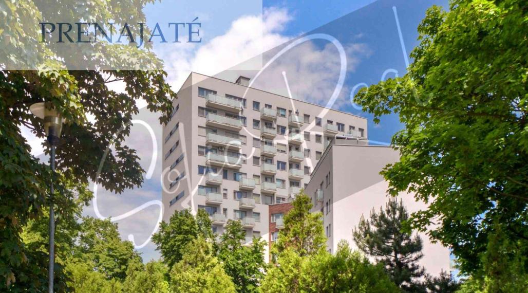 PRENAJATÉ: priestranný 2-izbový byt; parking; balkón; Hálkova - Nové Mesto