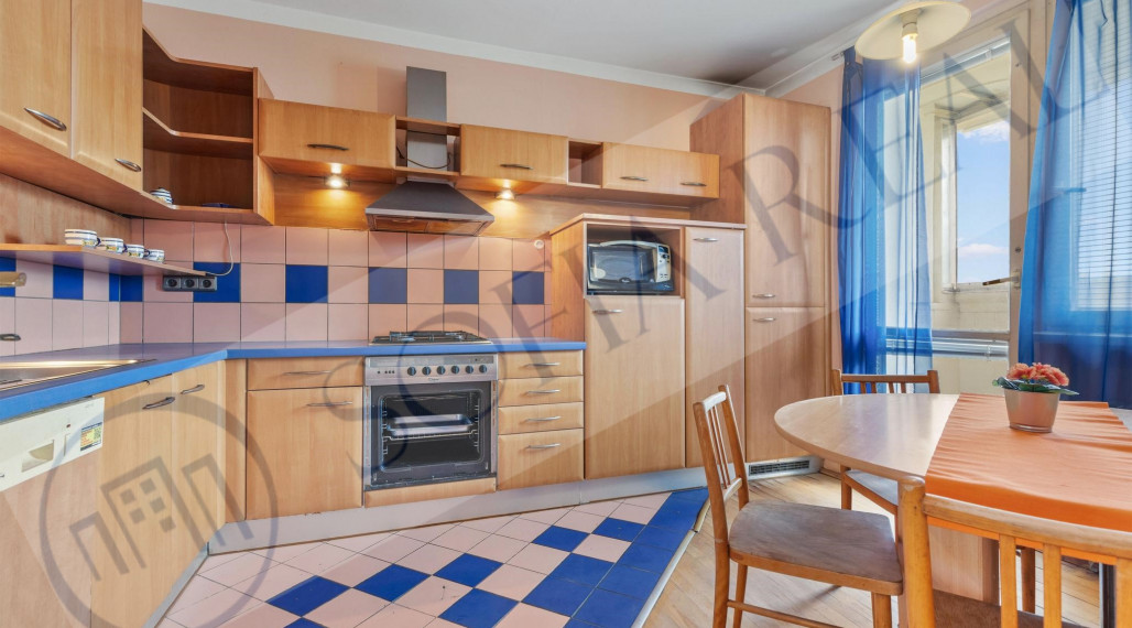 PREDAJ: priestranný 3-izbový byt; loggia; Majerníkova ul. - Karlova Ves