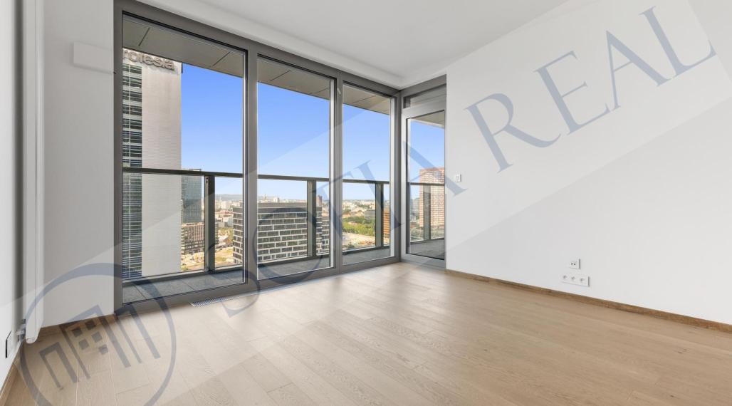 PREDAJ - EUROVEA TOWER: 2-izbový apartmán; parkovanie; loggia; Staré Mesto