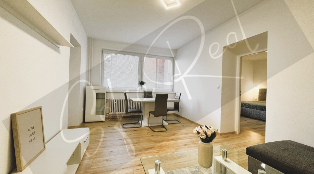 PRENÁJOM: zrekonštruovaný 2-izbový byt; VOĽNÉ; začiatok Karlovej Vsi