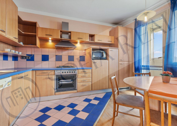 PREDAJ: priestranný 3-izbový byt; loggia; Majerníkova ul. - Karlova Ves