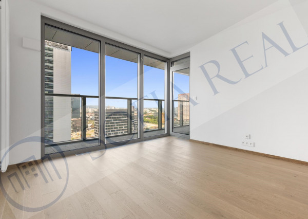 PREDAJ - EUROVEA TOWER: 2-izbový apartmán; parkovanie; loggia; Staré Mesto