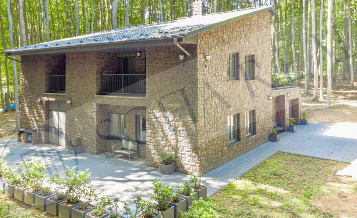 PREDAJ: moderná 5-izbová rekreačná chata / rodinná vila; Modra - Piesok - fotografia 1
