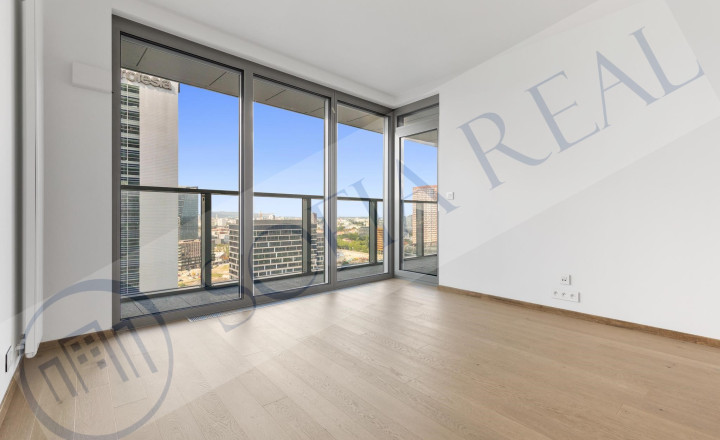 PREDAJ - EUROVEA TOWER: 2-izbový apartmán; parkovanie; loggia; Staré Mesto